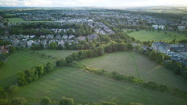 Vue d'un champ vert et d'une route avec une petite ville en arrière-plan.