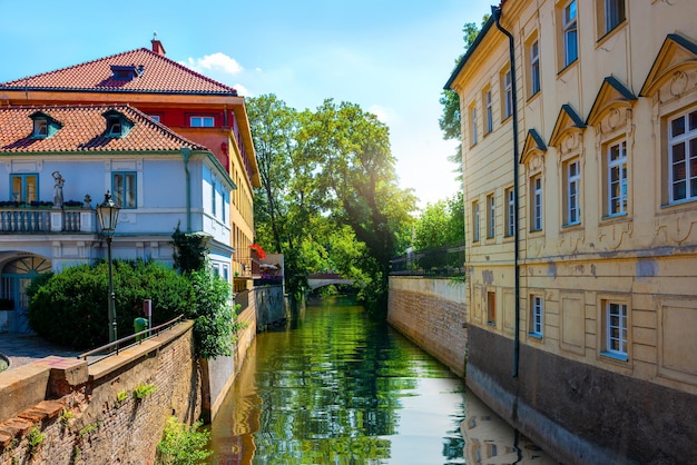 Vue sur channal Certovka à Prague au lever du soleil