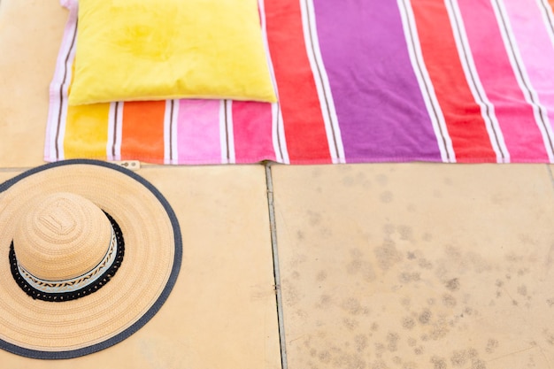 Vue d'un chapeau près de la piscine par une journée ensoleillée