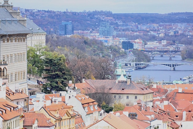 La vue sur le château et les bâtiments gothiques de Prague