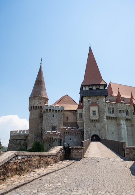 Photo vue sur le château de corvin, également connu sous le nom de château de hunyadi ou château de hunedoara