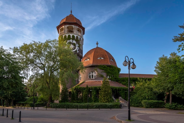 Vue sur le château d'eau Raushen sur une journée ensoleillée Svetlogorsk région de Kaliningrad Russie