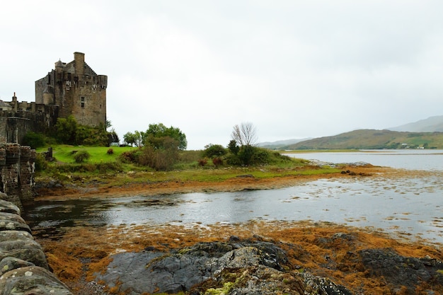 Vue sur le château d'Eilean Donan d'Ecosse. Ancien château médiéval. Paysage écossais