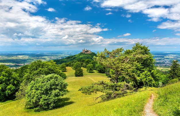 Vue sur le château de Hohenzollern dans les Alpes souabes