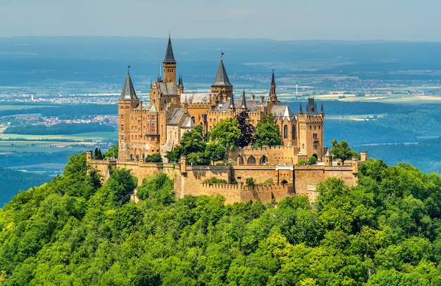 Vue sur le château de Hohenzollern dans les Alpes souabes