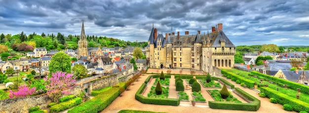 Vue Sur Le Château De Langeais Avec Le Jardin - La Vallée De La Loire, France