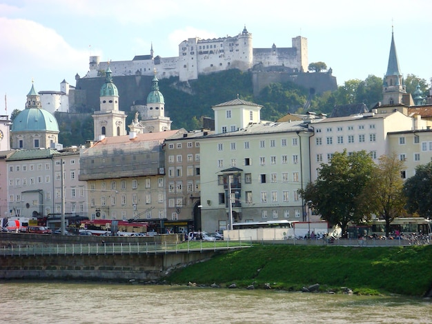 Vue sur le château médiéval et la ville de Salzbourg Autriche