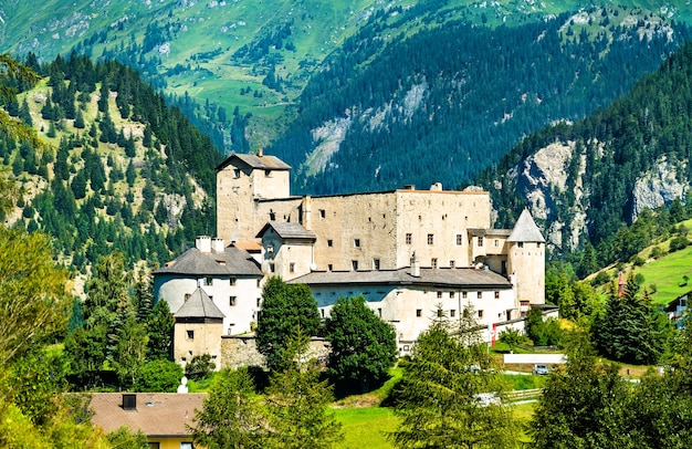 Vue sur le château de Naudersberg à Nauders - Tyrol, Autriche