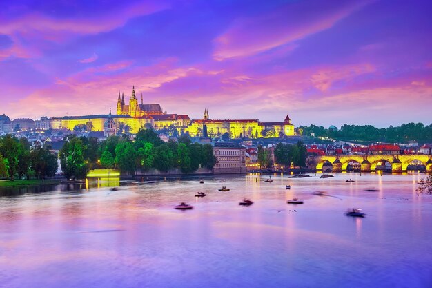 Vue sur le château de Prague et le célèbre pont historique du pont Charles qui traverse la rivière Vltava à Prague