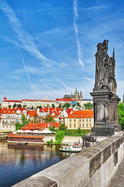 Photo vue sur le château de prague depuis le pont charlesrépublique tchèque