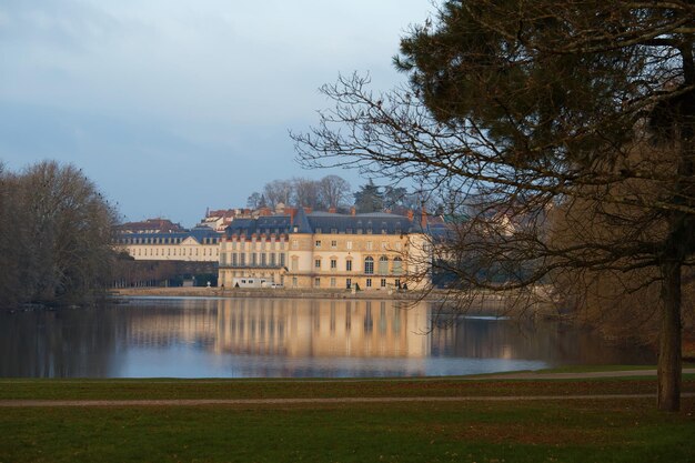 Vue sur le château de Rambouillet XIVe siècle dans le pittoresque parc public de la ville de Rambouillet à 50 km au sud-ouest de Paris France