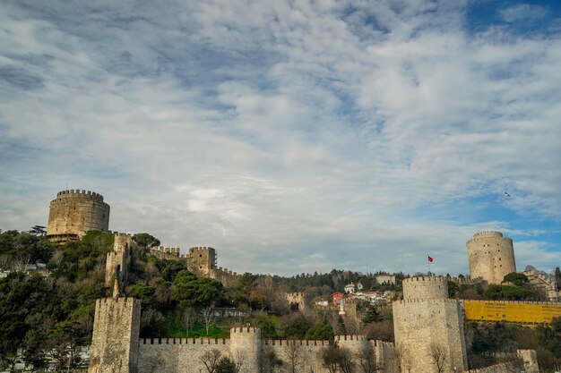 Vue sur le château de Rumeli Isari depuis la croisière sur le Bosphore à Istanbul