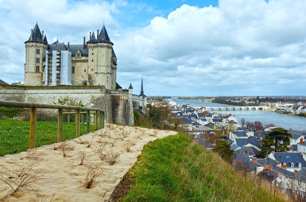 Vue sur le château de Saumur sur les rives de la Loire, France