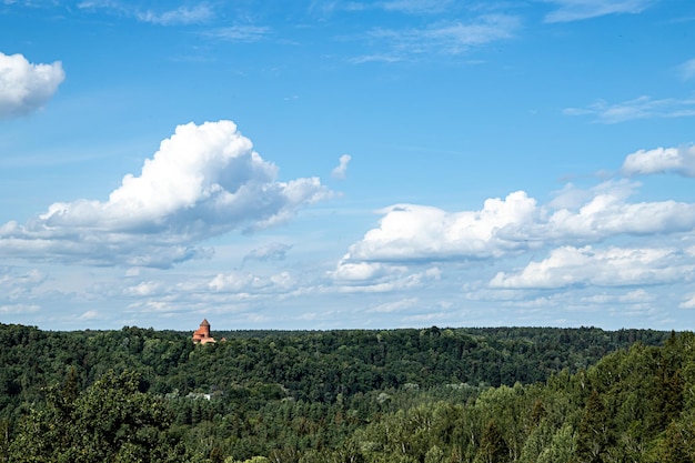 Vue sur le château de Turaida depuis le château de Sigulda loin de la Lettonie