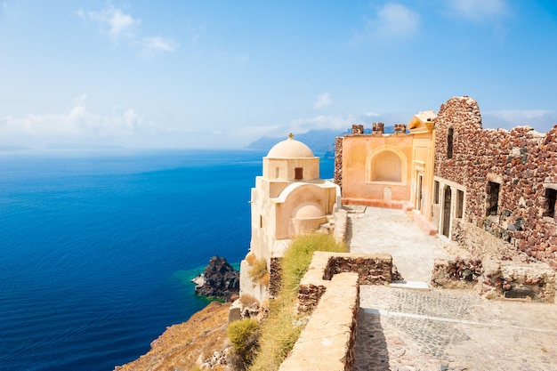 Vue sur le château et la vieille église de la ville d'Oia sur l'île de Santorin, en Grèce. Destination de voyage célèbre