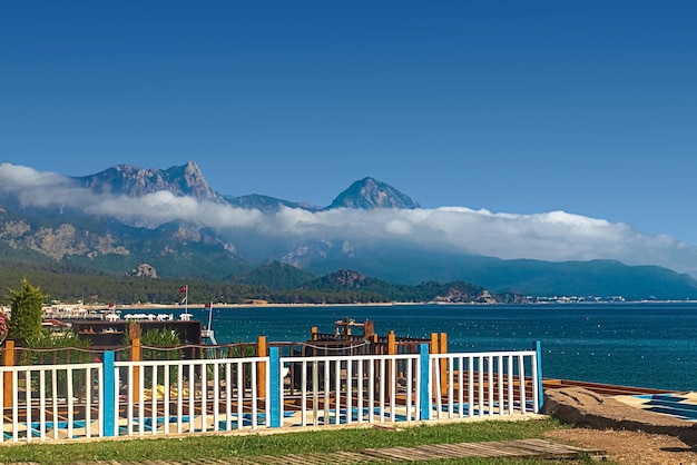 Vue sur le chemin et le pont dans un jardin verdoyant avec des arbres verts le long du remblai à Kemer Turquie