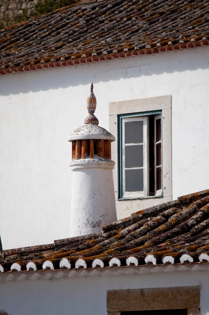 Vue d&#39;une cheminée portugaise typique sur les toits.