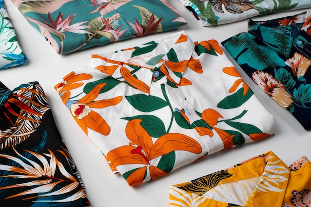 Vue des chemises hawaïennes à imprimé floral