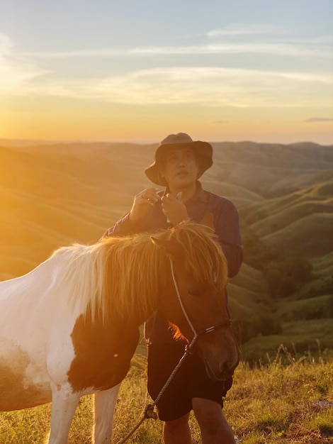 Photo vue d'un cheval debout sur une montagne