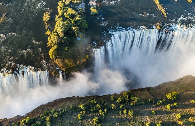 Vue sur les chutes depuis une hauteur de vol d'oiseau