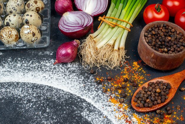 Vue ci-dessus de divers aliments frais et espace libre avec de la farine autour sur une table de couleur foncée