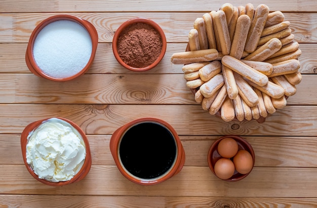 Vue ci-dessus d'une table en bois avec des ingrédients pour préparer un tiramisu maison