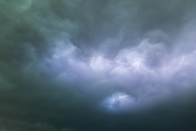 Vue sur un ciel d'orage avec des éclairs et des nuages. Pris à l'extérieur avec une marque 5D III.