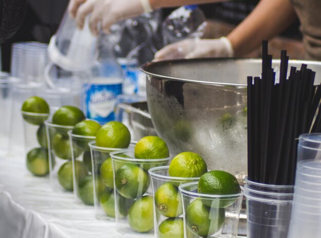 Photo vue des citrons et des tasses sur la table