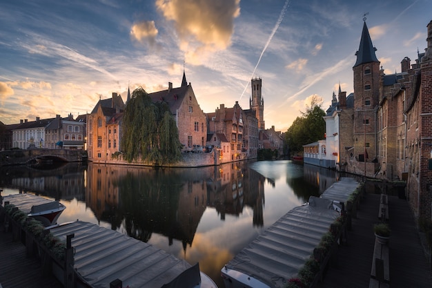 Vue classique du centre-ville historique avec canal à Bruges, Flandre occidentale, Belgique.