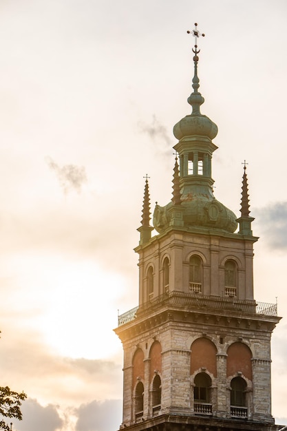 Vue sur le clocher de l'église sur l'ancienne architecture européenne au coucher du soleil