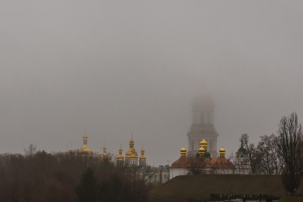 Vue sur le clocher de Kiev Pechersk Lavra dans un brouillard