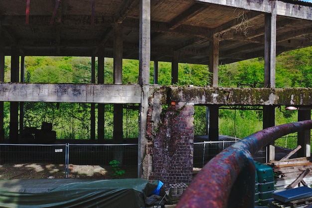 Photo vue d'une clôture métallique abandonnée