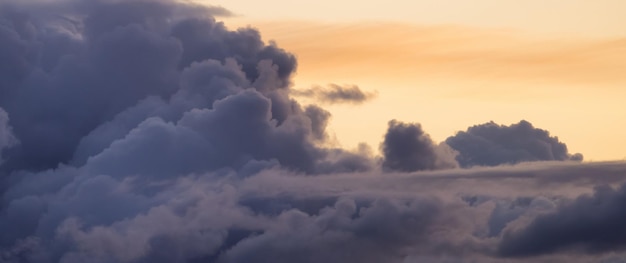 Vue de cloudscape lors d'un coucher de soleil ou d'un lever de soleil coloré