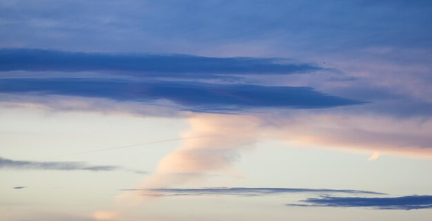 Vue de cloudscape lors d'un coucher de soleil ou d'un lever de soleil coloré