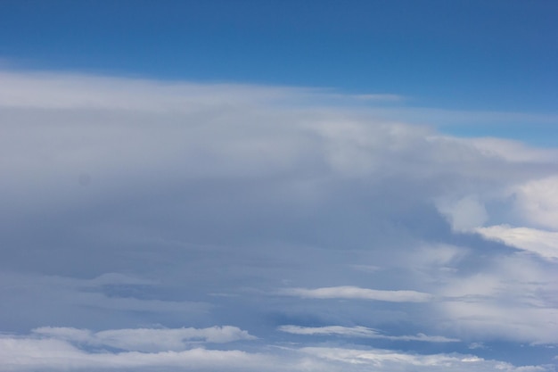 Vue de cloudscape pendant le vol dans l'avion