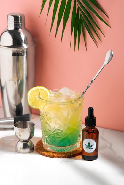 Photo vue d'un cocktail alcoolique avec infusion d'huile de cbd