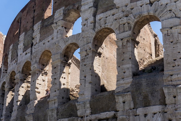 Vue sur le Colisée à Rome Italie Le Colisée est l'une des attractions touristiques les plus populaires de Rome