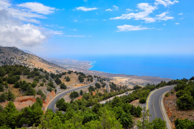 Vue de la colline sur une route côtière et le littoral de la Crète