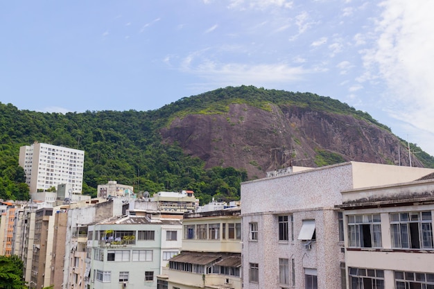 Vue sur la colline de Sao Joao dans le quartier de Copacabana Rio de Janeiro Brésil