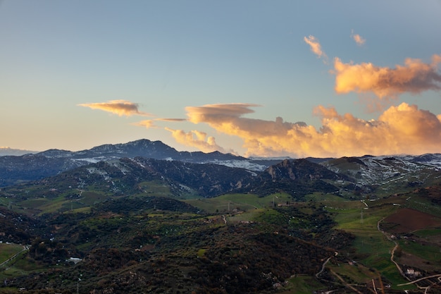 Photo vue des collines au coucher du soleil