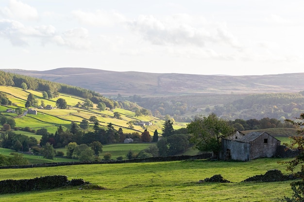 Photo une vue sur les collines et les collines