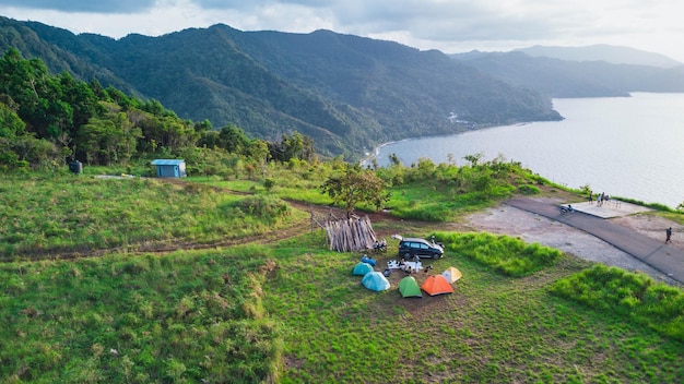 vue sur les collines et la mer ainsi que sur les campeurs