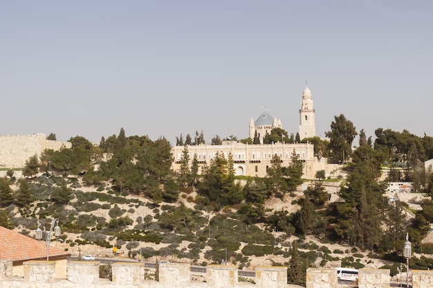 Vue sur les collines et la ville d'Israël