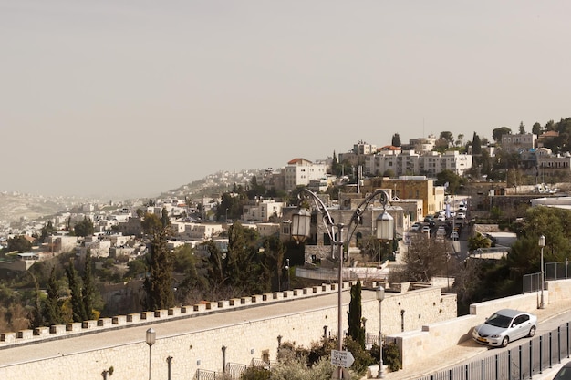 Vue sur les collines et la ville d'Israël