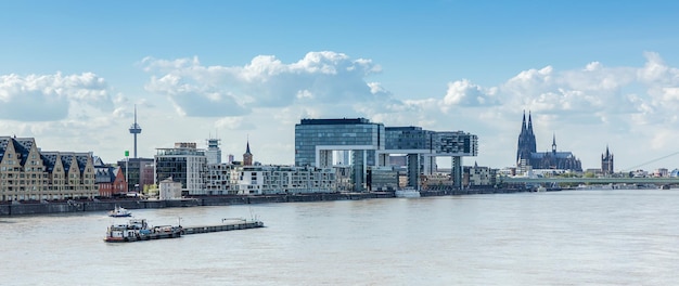 Une vue de Cologne en Allemagne avec des grues et de la cathédrale au bord du Rhin en Allemagne. Pris à l'extérieur avec une marque 5D III.