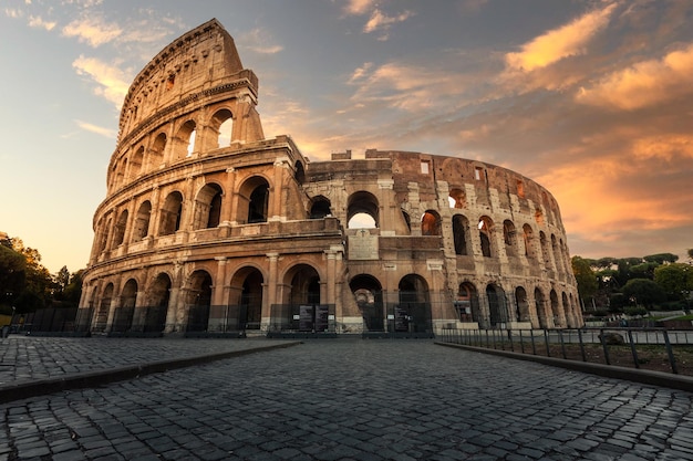 Vue sur le Colosseo Romano (Colisée romain) à Rome, Latium, Italie.