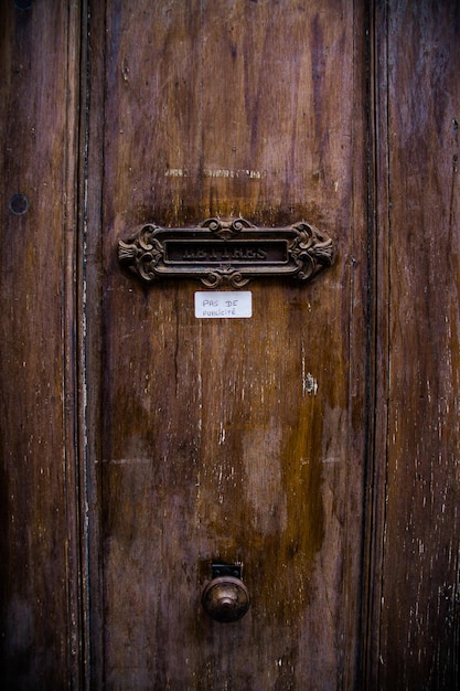 Vue complète de l'ancienne porte