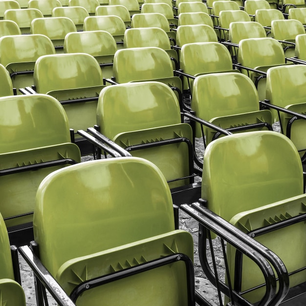 Vue complète des chaises vertes vides au stade