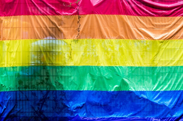 Vue complète du drapeau de l'arc-en-ciel