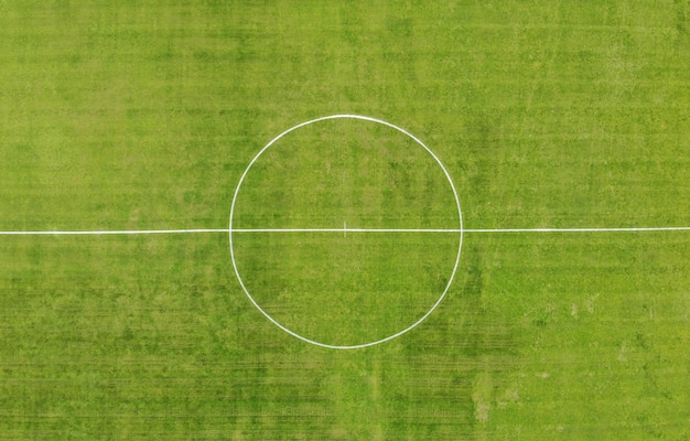 Photo vue complète du terrain de football à herbe verte